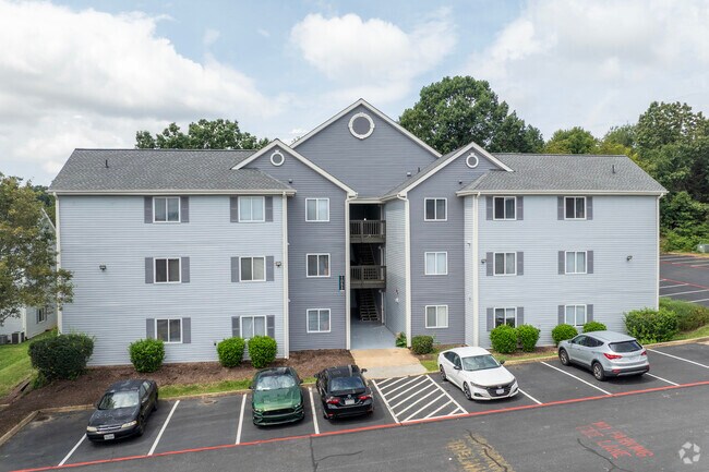 Entrada del edificio - The Hills Northview Apartments