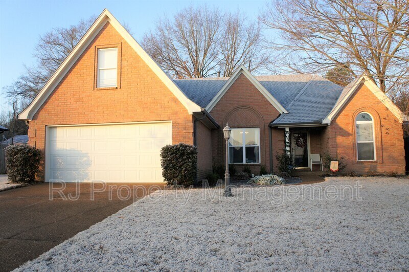 Foto principal - 6095 E Everett Hill Cir