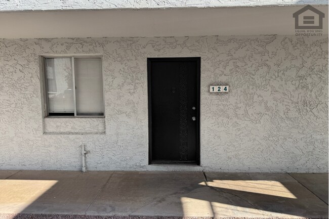 Foto del edificio - 1Bed/1Bath Partially Furnished Ground Floor Apt at Osborn Rd/68th St! Second Chance Rental!