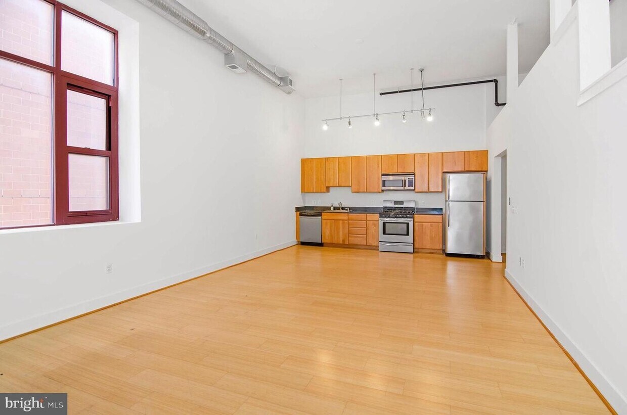 Primary Photo - 22 S Howard St