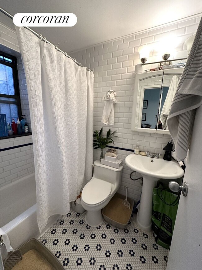 Foto del edificio - 359 W 53rd St