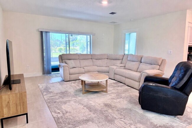 Building Photo - Stunning 4/3 with NO REAR NEIGHBORS!