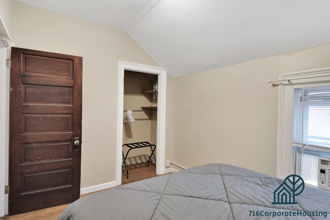 Foto del edificio - Furnished 1-Bedroom Upper Apartment on Prospect Ave