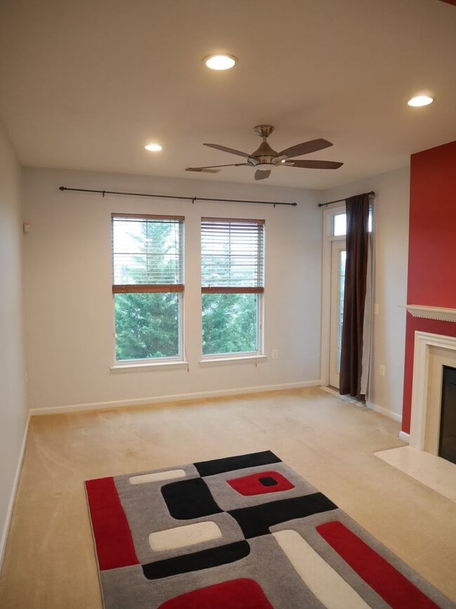 Building Photo - Spacious 1-Bedroom Condo Close to Everythi...