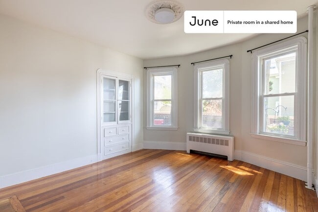 Building Photo - Room in Shared 4 bed/1 bath home