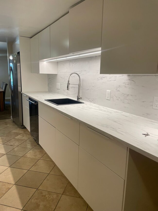 Foto del edificio - 4BD/ 3.5BA Furnished Townhome in South Bou...