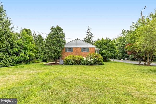 Building Photo - 1023 Westbriar Dr NE