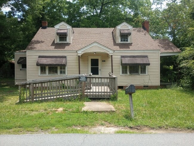 Building Photo - 3 Bedroom 1 Bathroom