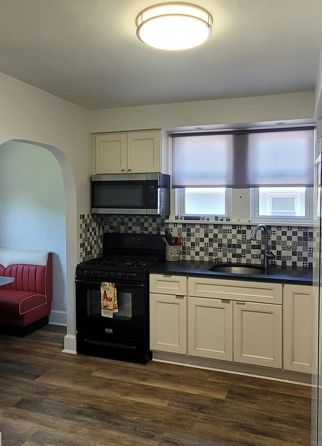 Estufa de cocina/microondas - 248 W Franklin St