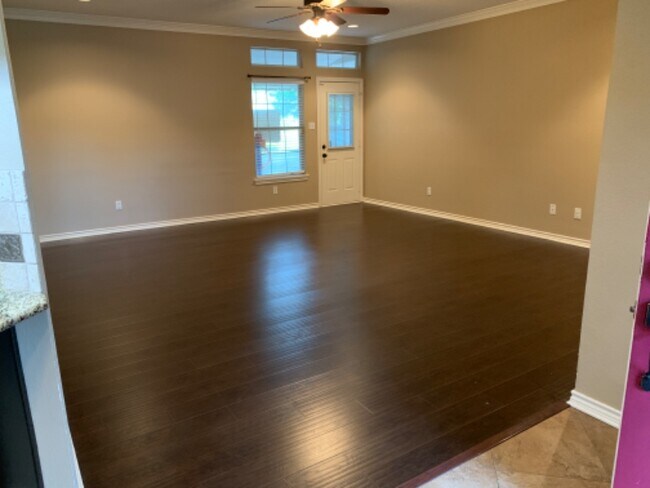 Building Photo - 10518 Woodland Dr