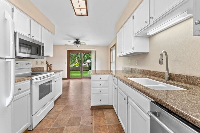 Foto del edificio - Perfect Townhome with Garage. PETS WELCOME