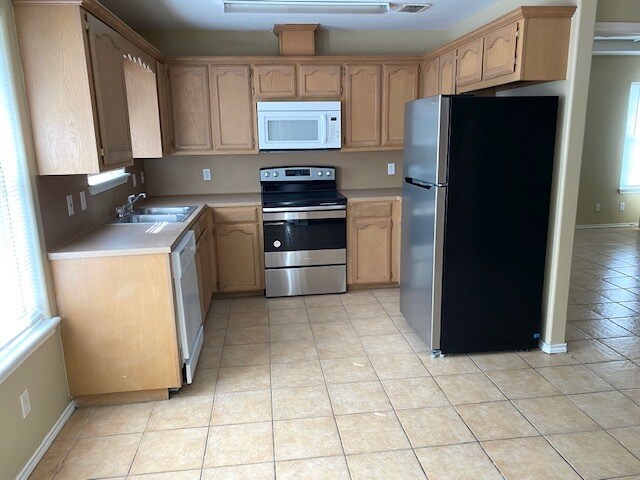 Foto principal - 2601 Cervantes Ave