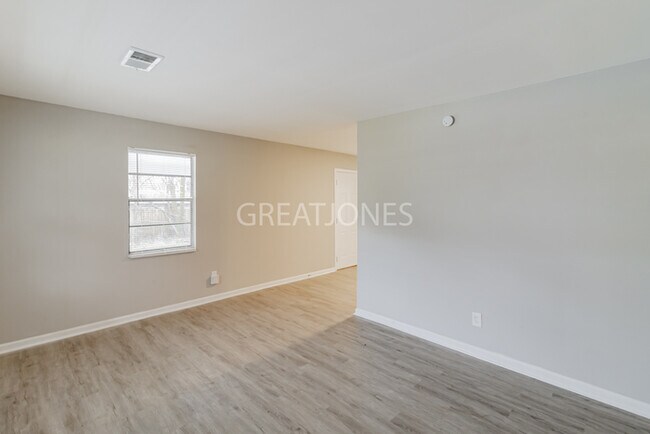 Foto del edificio - NOW OFFERING $250 OFF FIRST FULL MONTH IF ...