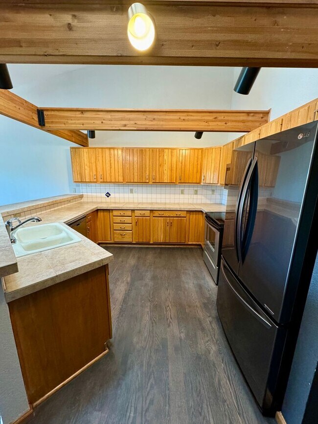 Foto del edificio - Well Maintained 3 bedroom end unit Townhom...