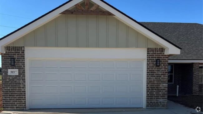 Building Photo - 313 Woodstock Ln
