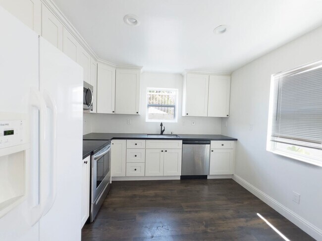 Building Photo - 2 bedroom / 1 bath Remodeled Back Unit is ...