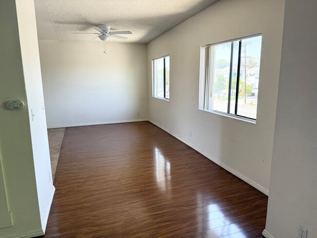 Foto del edificio - 14942 Burbank Blvd