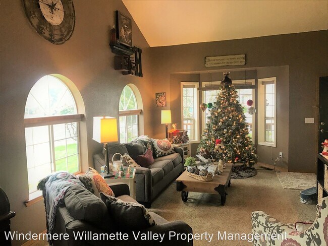Building Photo - 4 br, 2.5 bath House - 3195 SE Hathaway Drive