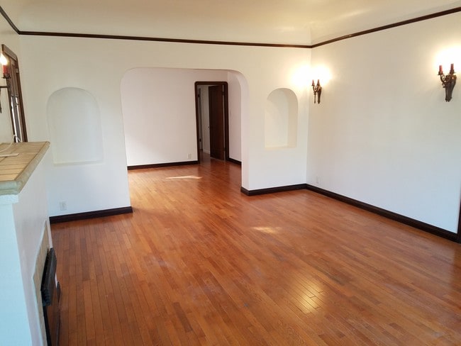 Building Photo - 434 N Orange Grove Ave