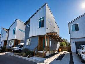 Building Photo - 801 N Bluff Dr