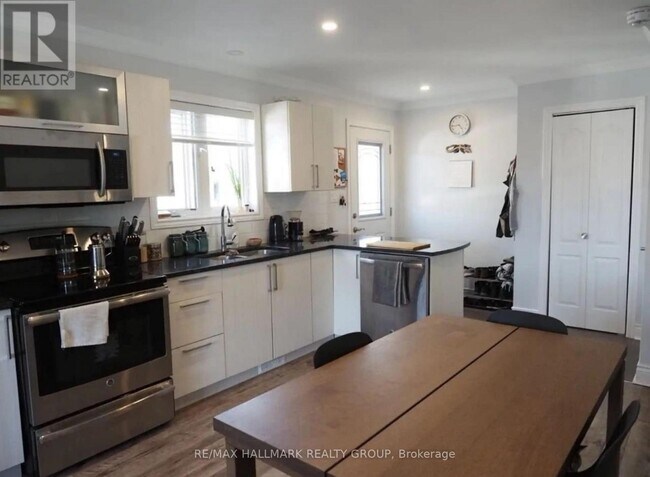 Photo du bâtiment - 119 Hinton Ave N