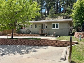 Building Photo - 109 Pine Ave