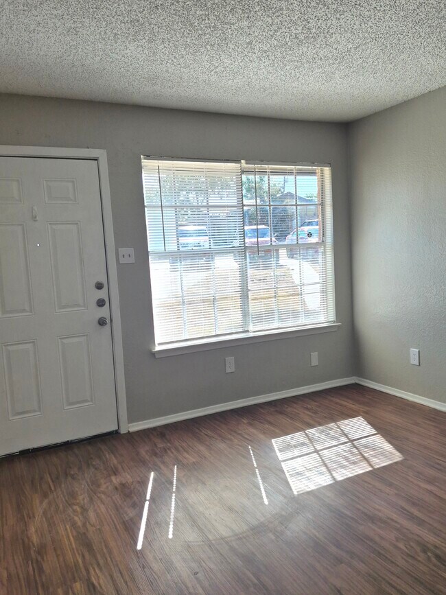 Foto del edificio - 216 Pine Meadow Dr