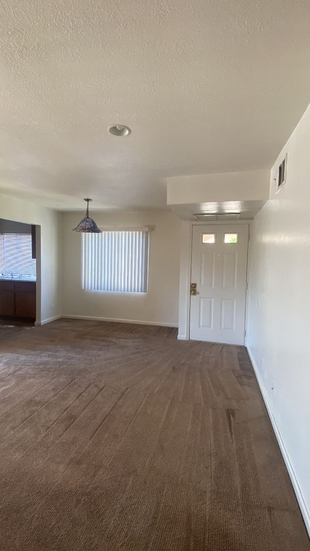 Foto del edificio - East Palmdale Condo/Gated Community w/ Pool and Spa