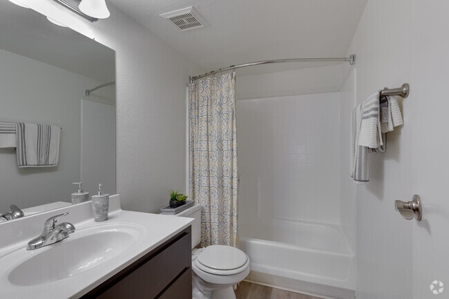 2BR, 2BA - 1,107SF - Bathroom - Glen at Mesa