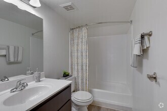 2BR, 2BA - 1,107SF - Bathroom - Glen at Mesa