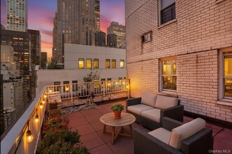 Building Photo - 153 E 57th St