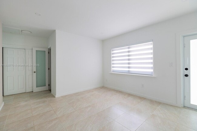 Building Photo - 7800 NE 10th Ct