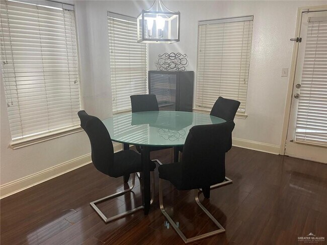 Foto del edificio - 3405 San Roman St