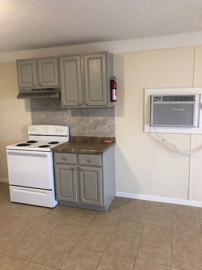 Foto del edificio - Recently Renovated 2 Bedroom 1 Bath Apartm...