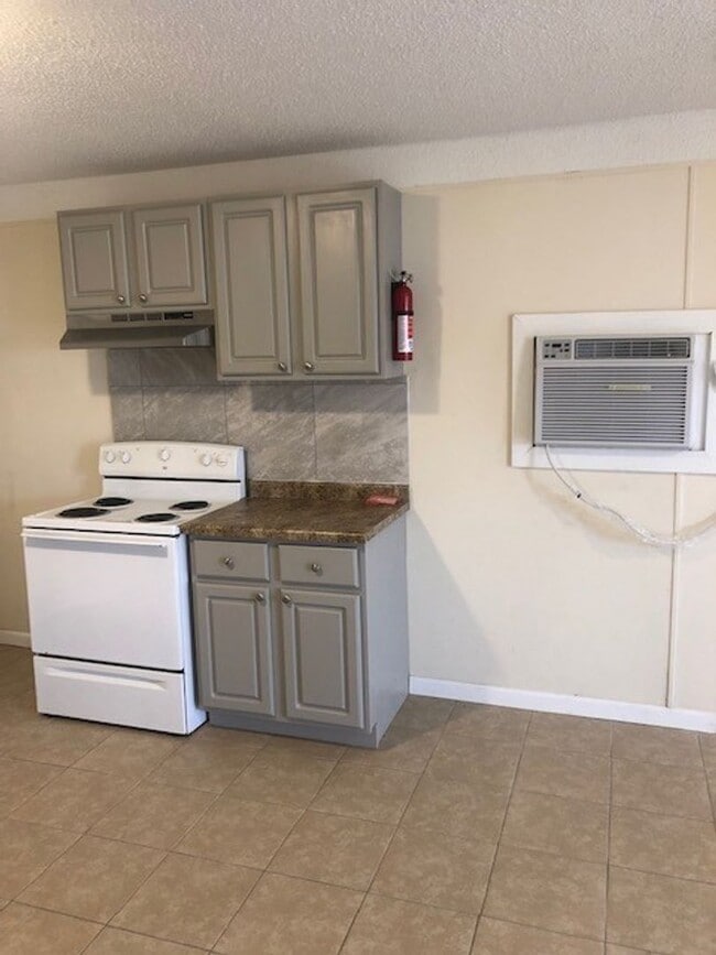 Building Photo - Recently Renovated 2 Bedroom 1 Bath Apartm...