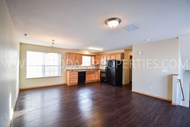 Foto del edificio - RENT REDUCED!!! 2 Bedroom 2 Bath Townhome in Urbandale with attached 2 car garage!