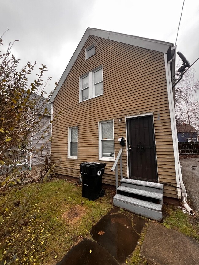 Building Photo - Fully Renovated 5-Bedroom, 2-Bath Single-Family — Driveway + Water, Sewer & Trash Covered