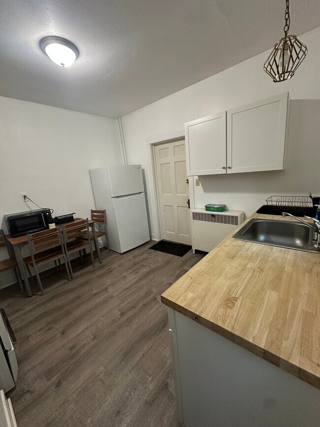 Apartamento en planta baja: entrada trasera y cocina. - 50 Main St
