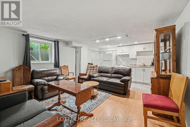 Building Photo - 2427 Ave du Chasseur