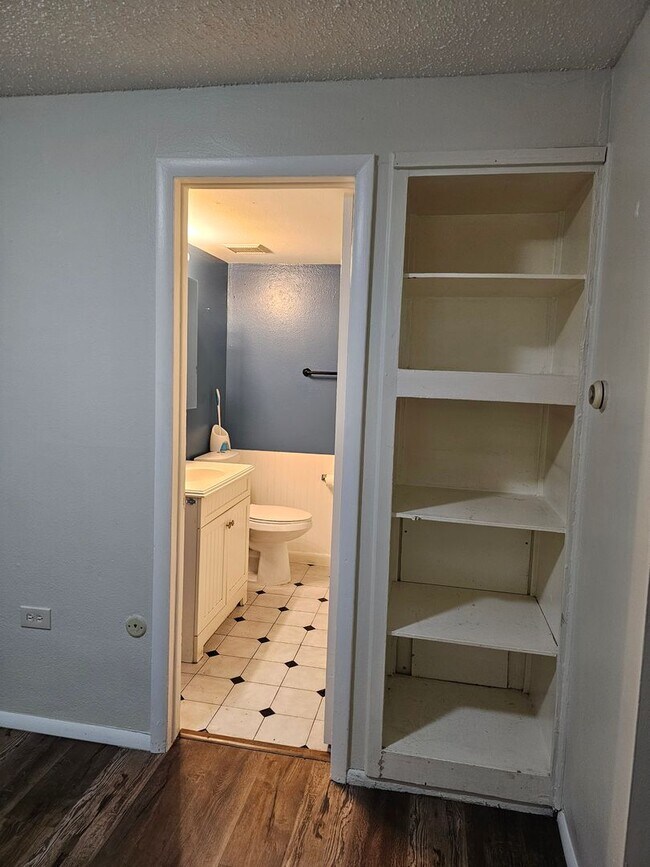 Foto del edificio - Garden level loft