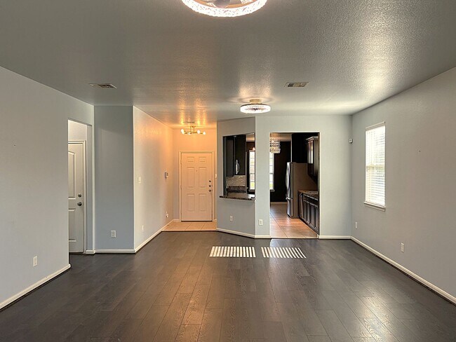 Building Photo - Spacious Four Bedroom Home Conveniently Located in Carpenters Landing