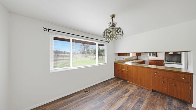 Building Photo - 3 Bed 2 Bath - Dog Friendly - Parking - St...