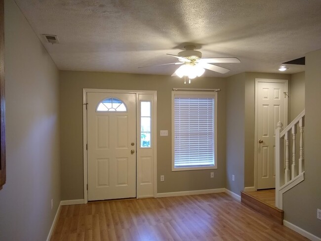 Building Photo - 2 bedroom Townhome: Oaklawn Park!