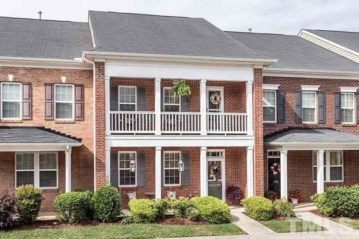 Foto principal - Charming 3BD, 2.5BA Raleigh Townhouse with...