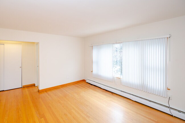 Building Photo - Great Cicero 1 Bed w/Heat, Hdwd FLoors & A...
