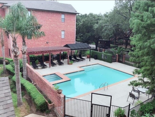 Building Photo - 4041 Drake St