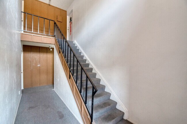 Building Photo - Adorable updated 2 bdrm condo in quiet est...
