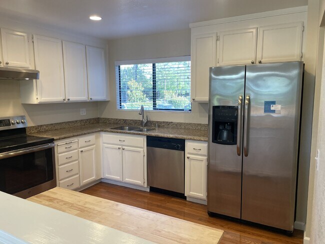 Foto del edificio - "Charming 3-Bedroom Townhouse with Spacious 1,725 Sq Ft Layout in Martinez, CA – Your Perfect Hom...