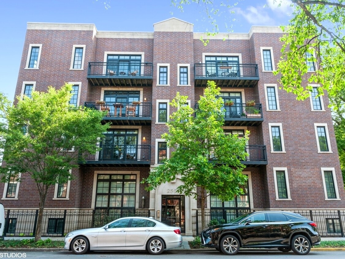 Primary Photo - 2501 N Sheffield Ave