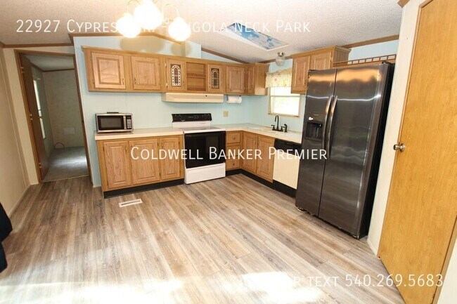 Building Photo - 22927 Cypress Dr